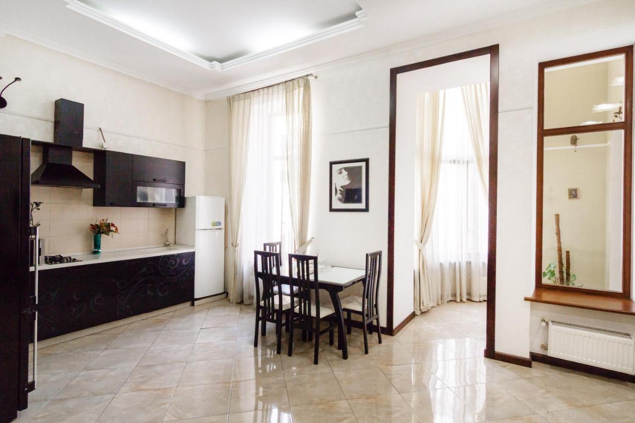 Downtown Prestige Apartment Одеса Екстериор снимка